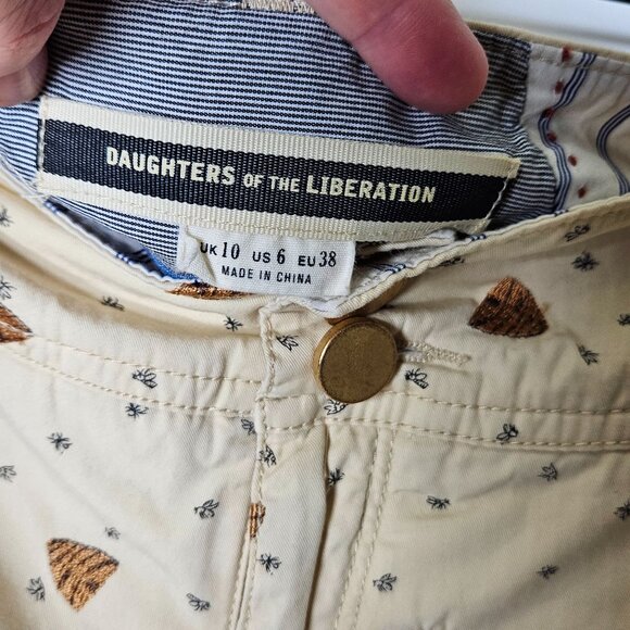 Daughters Of The Liberation Beige Shorts Bees Embroidery Beehives Womens 6 - Picture 4 of 13